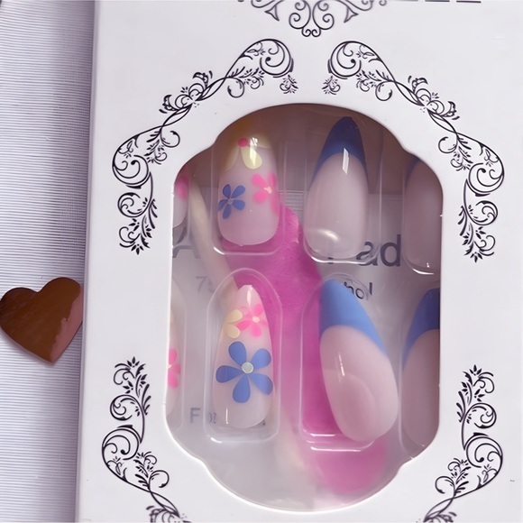 Nail the Style Game with Press-Ons, Lashes, and Magnetic Magic! - Picture 3 of 6